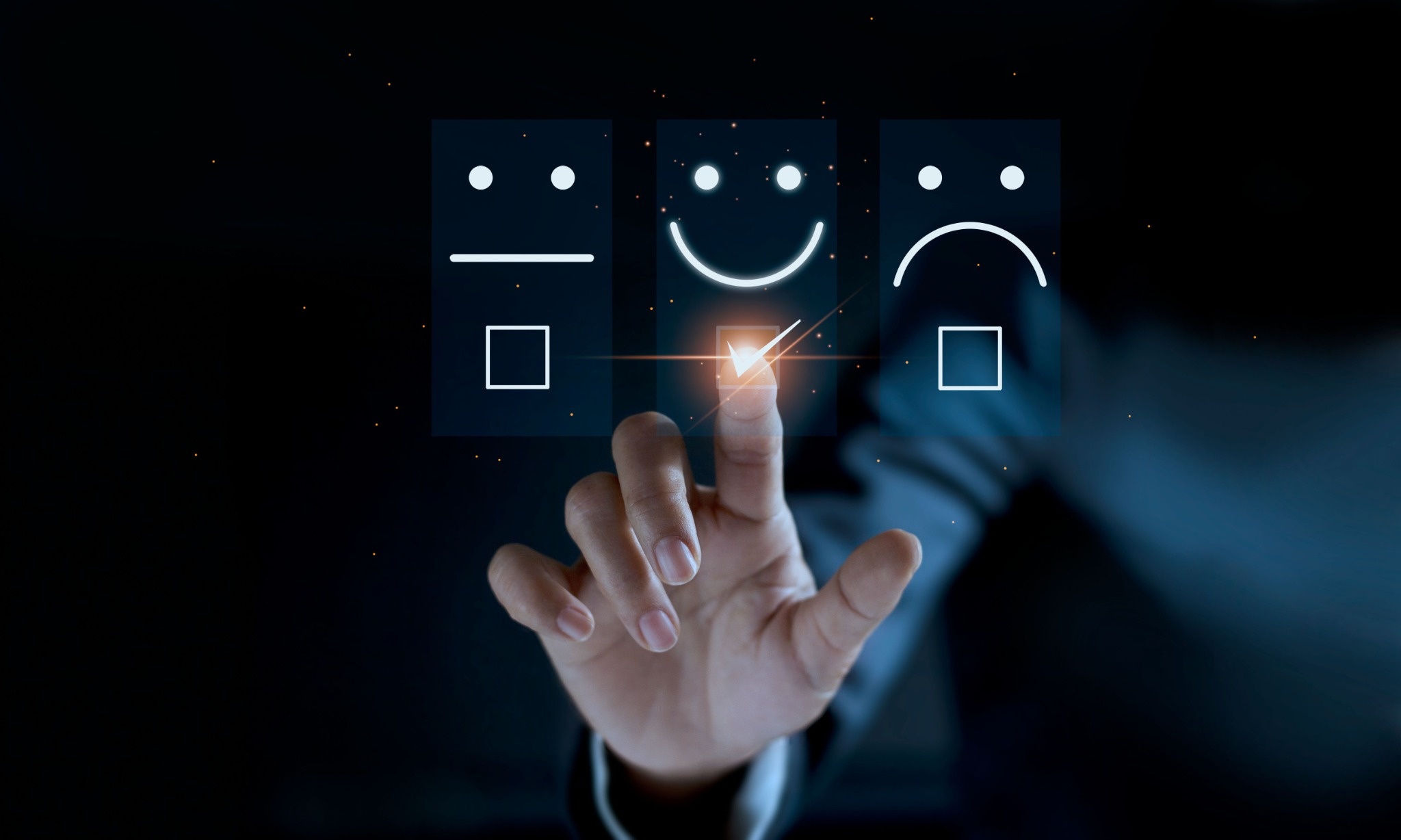 Hand zeigt auf eines von drei unterschiedlichen Smiley Symbolen