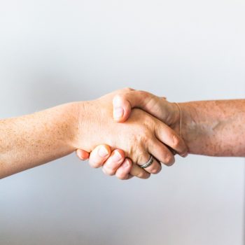 IT-Outsourcing und Managed Services zwei Hände die sich schütteln
