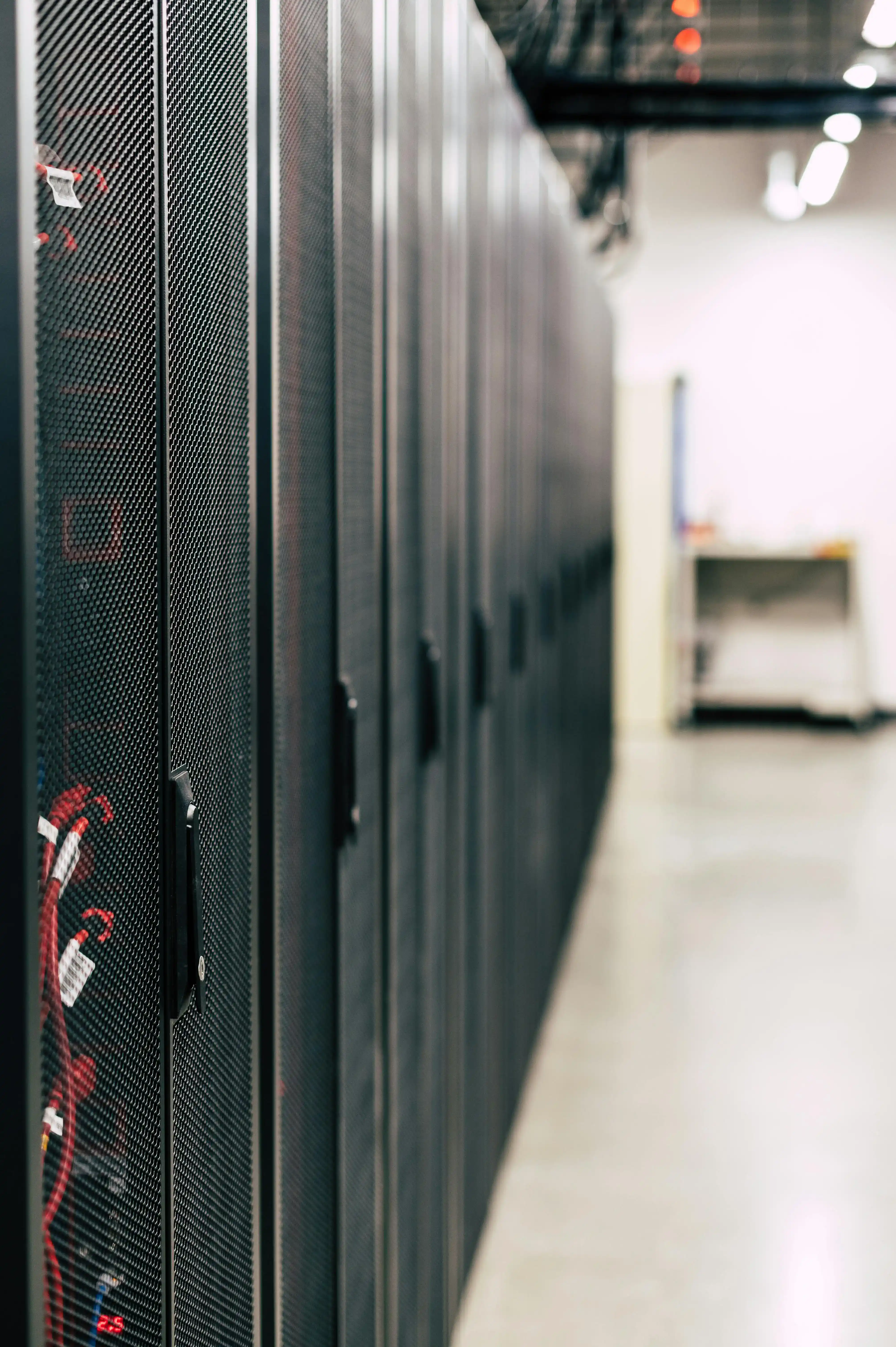 Racks im Rechenzentrum Ein Gang in einem Rechenzentrum, wo man an der linke Seite die Serverschränke sehen kann