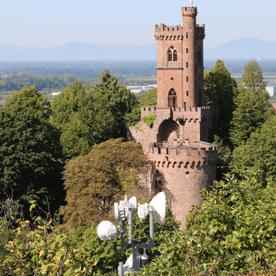 Schloss Ortenberg mit Blick in die Vogesen und einem Richfunkmasten