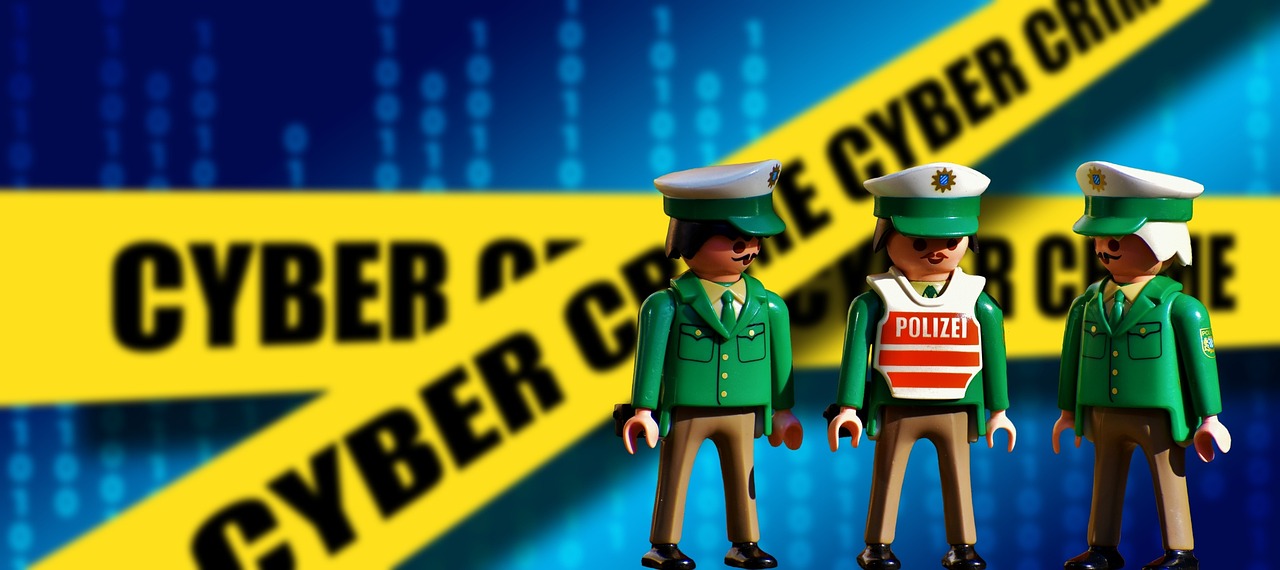 Playmobile Polizisten vor einem Cyber Absperrband