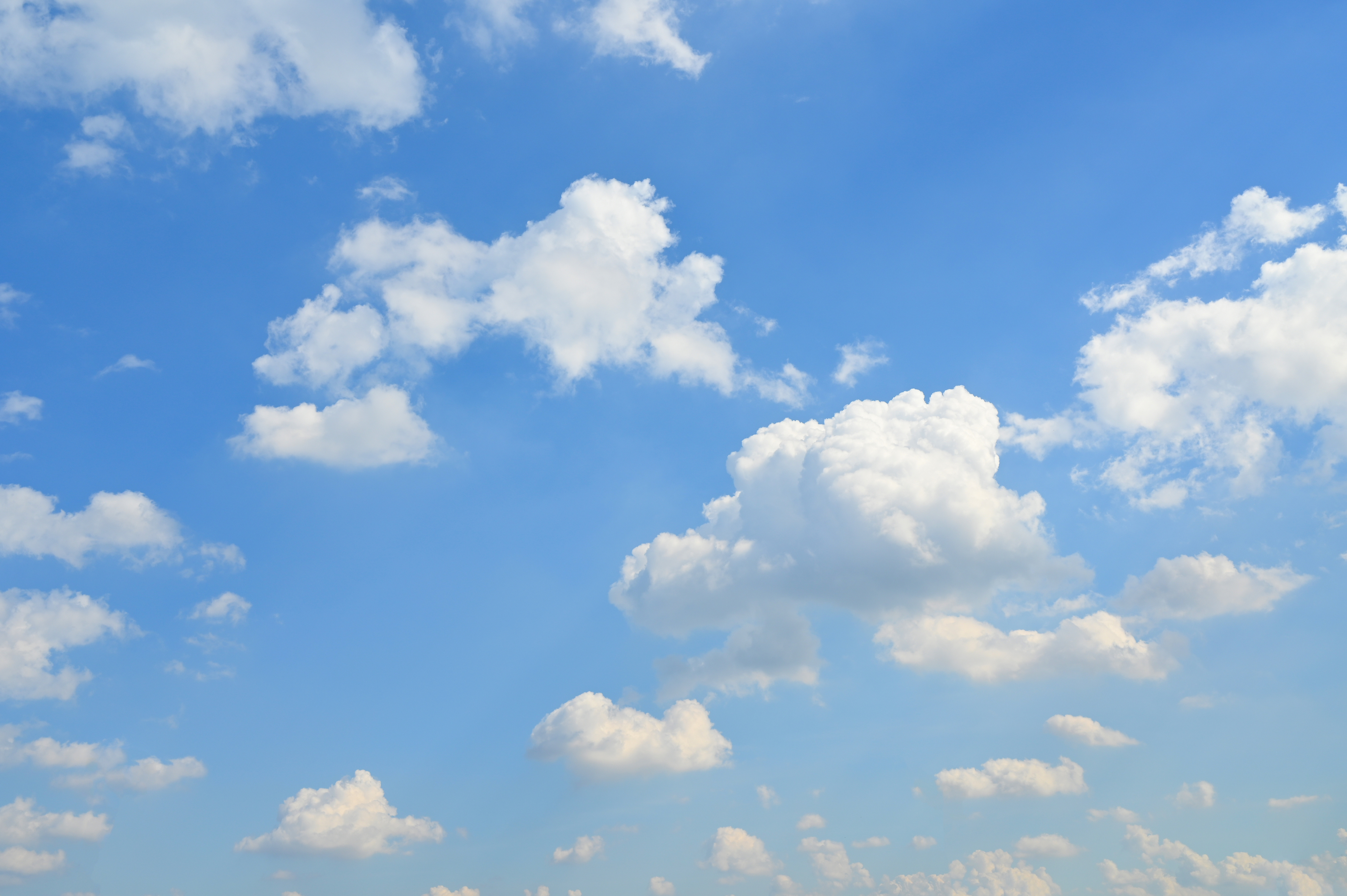 Cloud Services in Ihrer Region Blauer Himmel mit weißen Wolken
