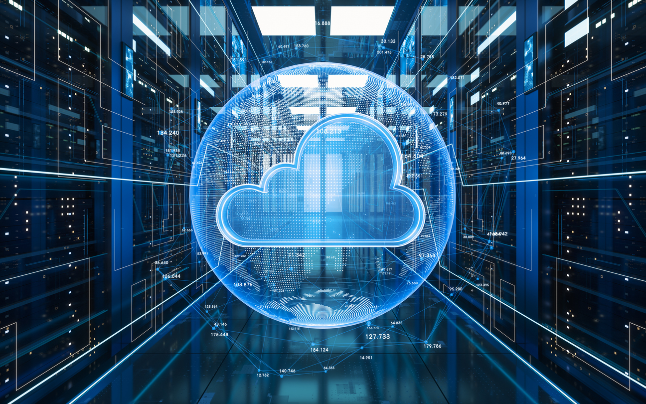 Visualisierte Wolke in durchsichtiger Kugel in einem Serverraum
