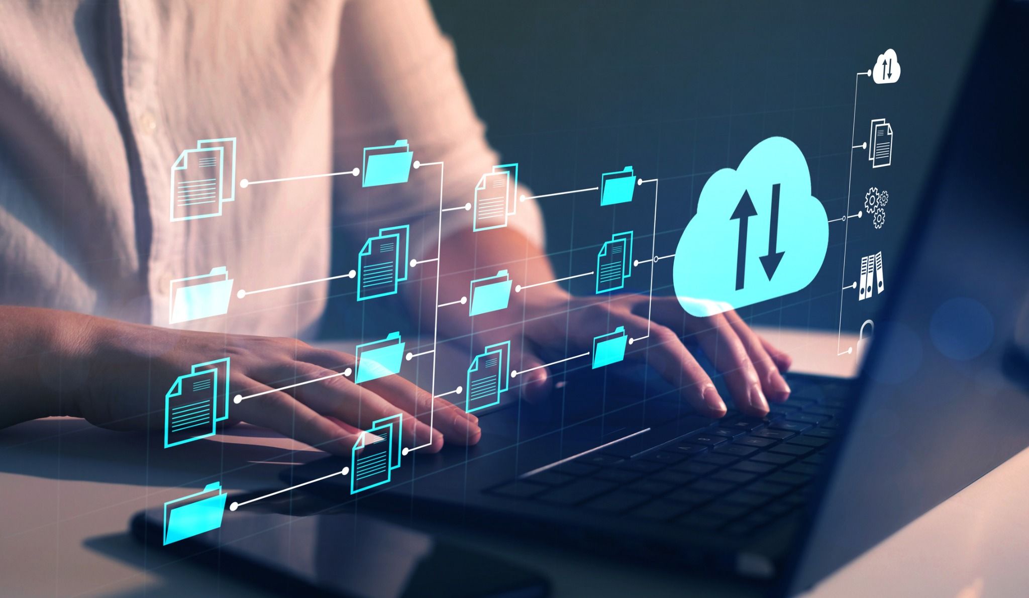 Visualisierte Wolke mit zwei Pfeilen, drumherum eine Ordnerstruktur mit Ordnern und Datei Symbole und im Hintergund eine Person am Notebook sitzend