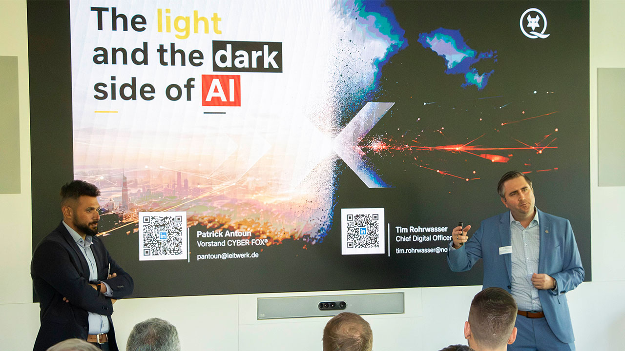 Zwei Männer halten einen Vortrag mit dem Titel "The light and the dark side of AI"