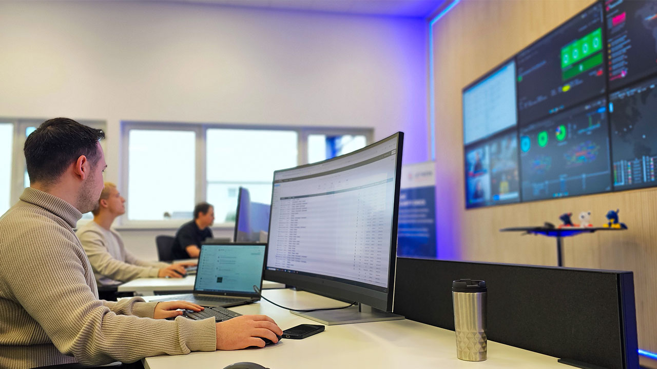 Sicherheitsüberprüfung im Security Operations Center der LEITWERK AG