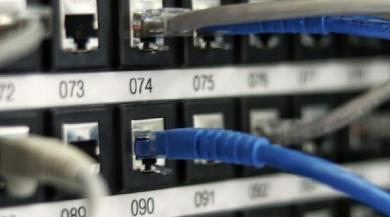 eingesteckte Kabel in nummerierte Stecker