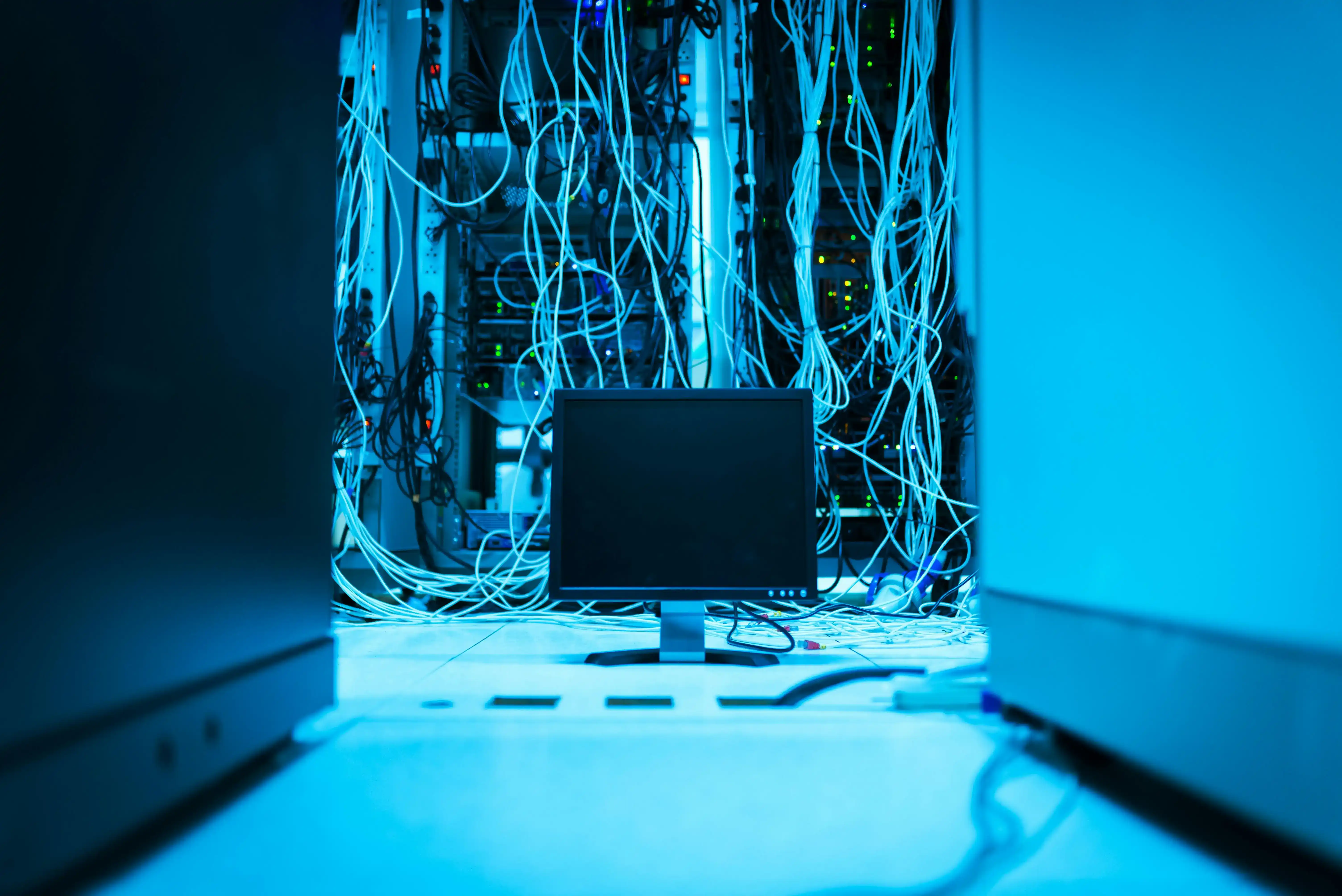 Ihre Vorteile mit einem Rechenzentrum auf einen Blick Verkabelter Serverraum mit einem Bildschirm