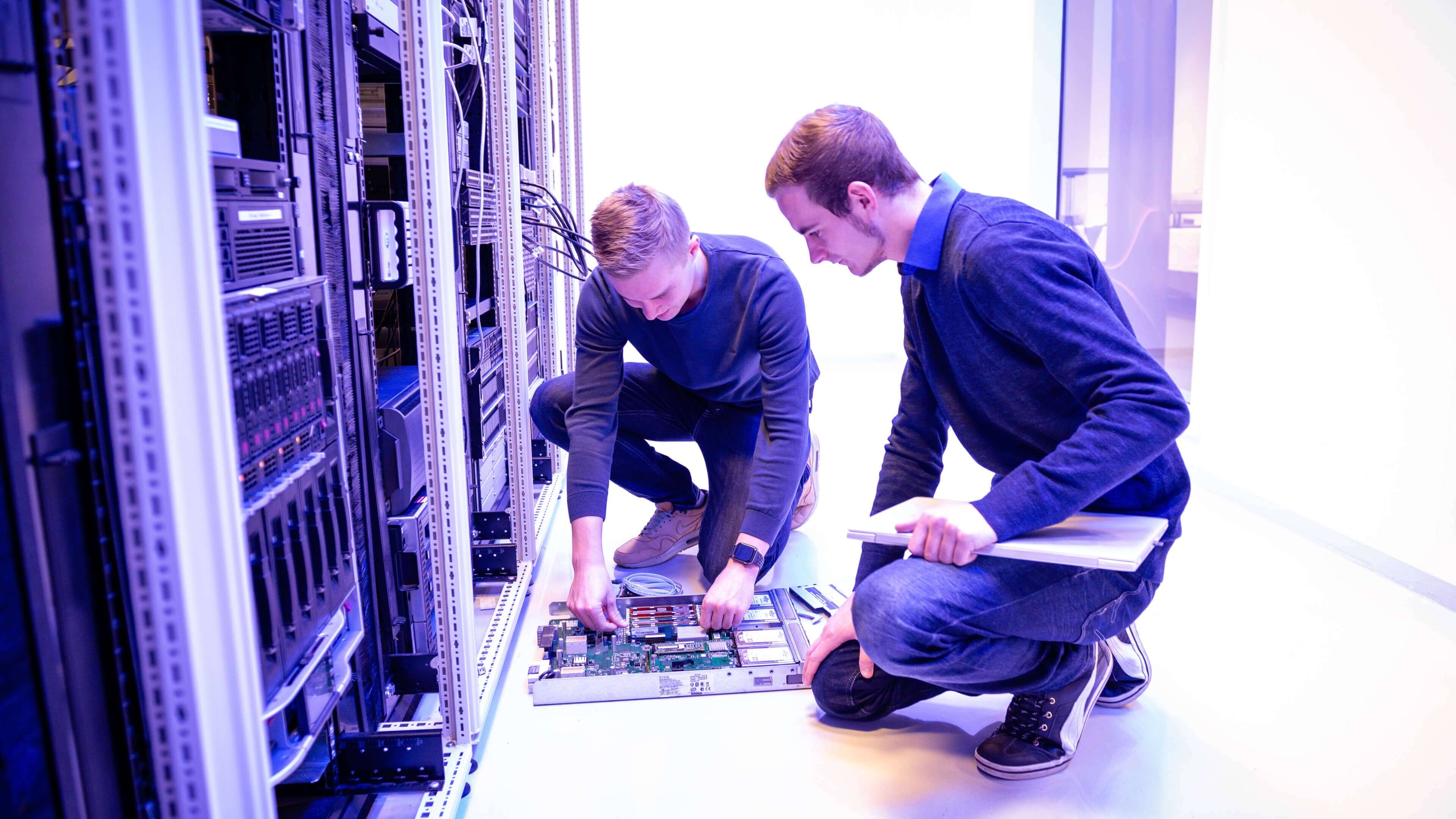 Jobs im Bereich Technik und IT 2 Mitarbeiter vor einem Serverschrank
