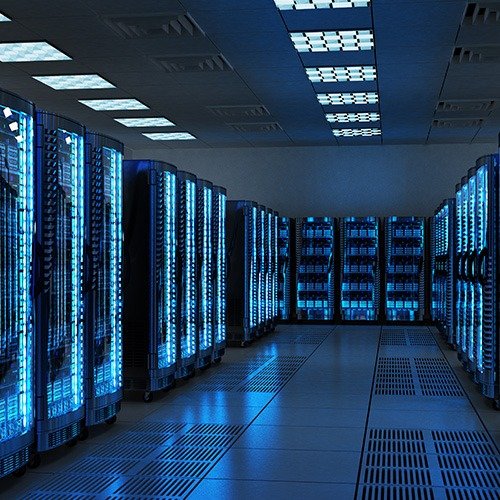 Colocation Ein Gang in einem Rechenzentrum mit Racks an den Seiten