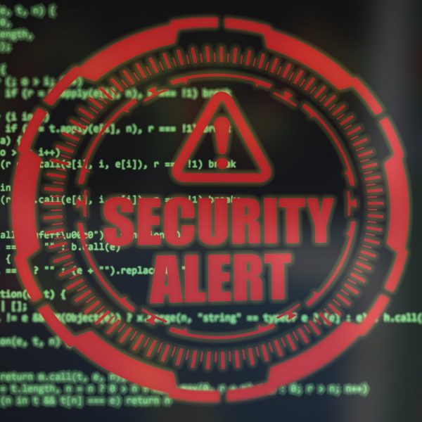 Rotes Warnsymbol mit der Beschriftung "Security Alert", im Hintergrund grüner Codetext