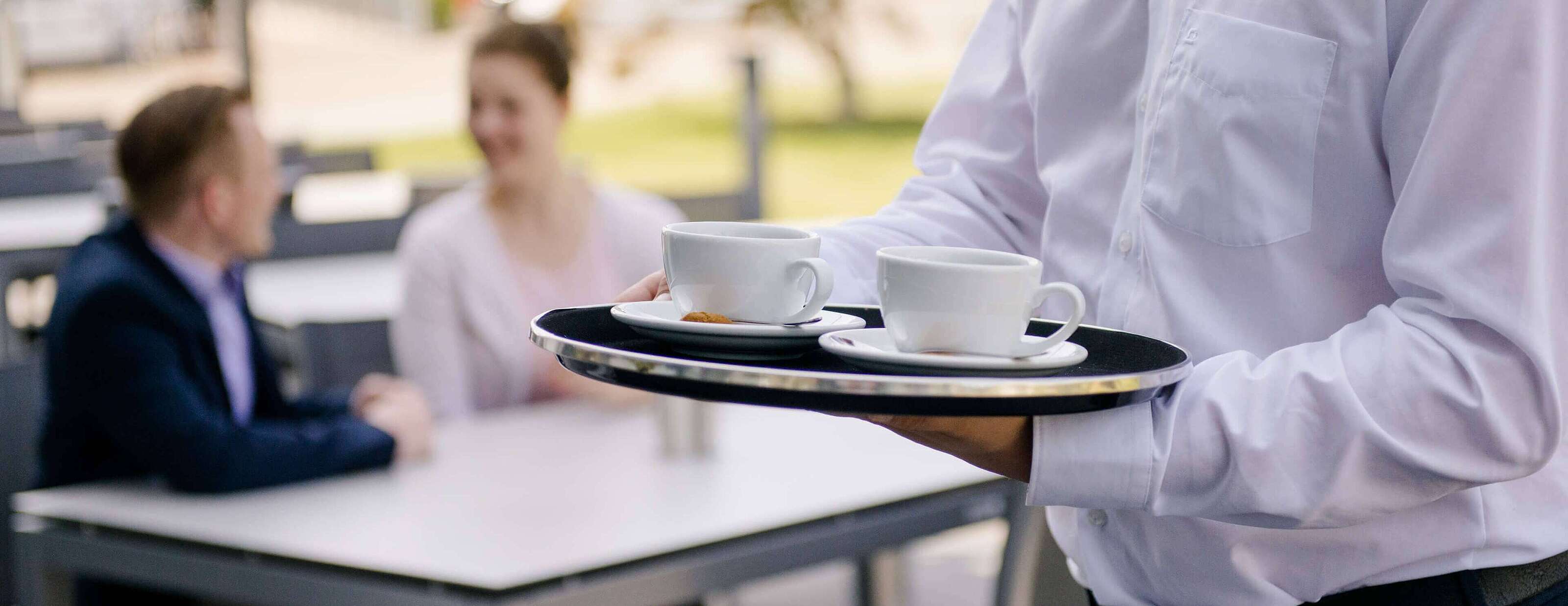 Services Kaffeetassen auf einem Serviertablett