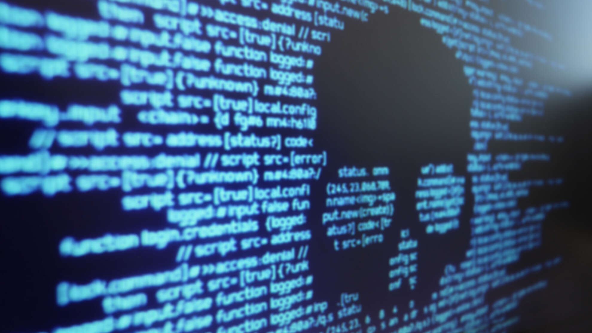 Malware: Viren, Trojaner, Ransomware & Co. Totenkopf in einem Cybercode