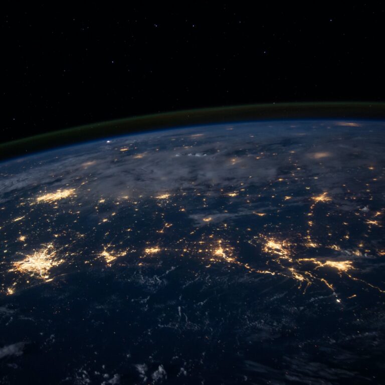 Weltkugel bei Nacht mit hellen Metropolen