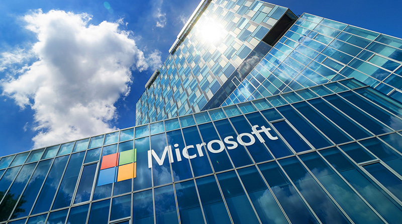 Glasfassade mit Microsoft Logo