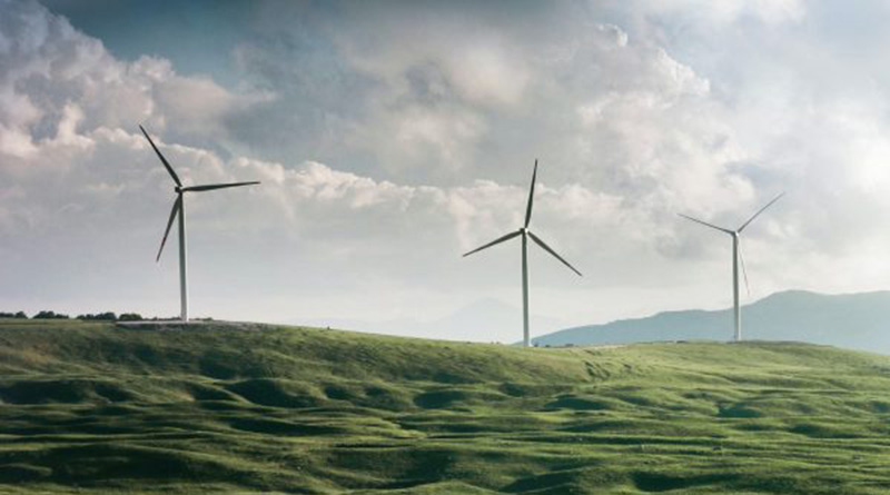 drei Windräder auf einen Hügel