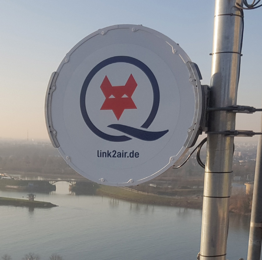 Richtfunkschüssel mit dem Q Fox Logo an einer Stange befestigt