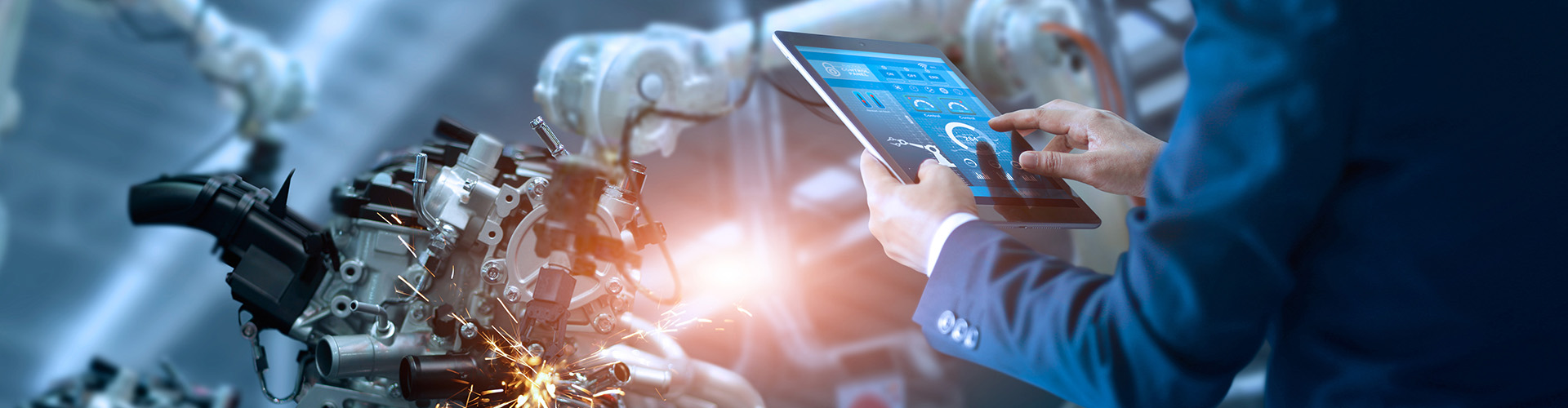 Industrieroboter, der über ein Laptop gesteuert wird