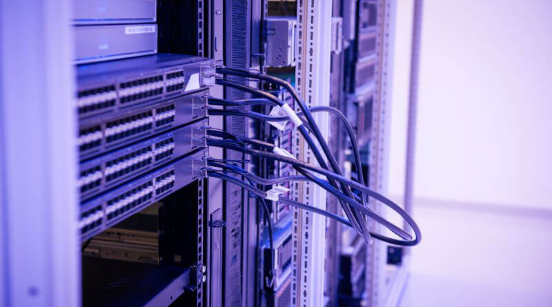 Server mit eingesteckten Kabeln