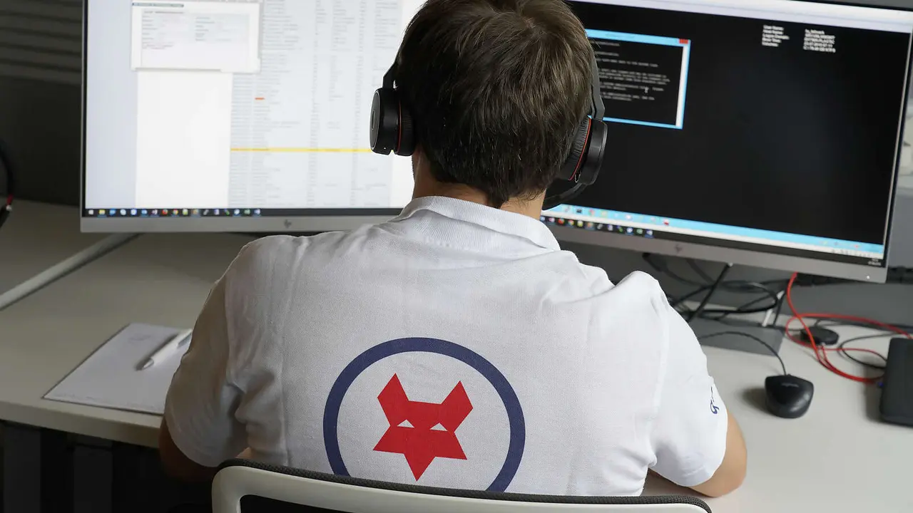 Service Desk Offenburg Service Desk Mitarbeiter am PC mit einem Q-FOX Polo