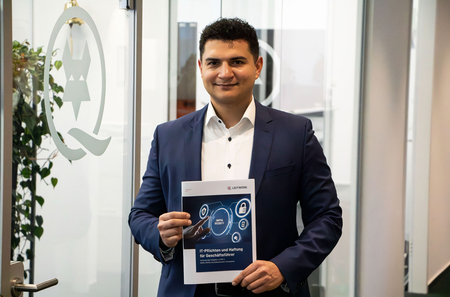 LEITWERK-Mitarbeiter mit einem Whitepaper in der Hand