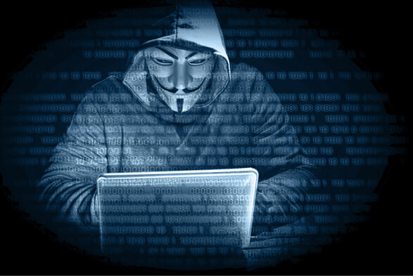 Hacker sitzt vor einem Laptop