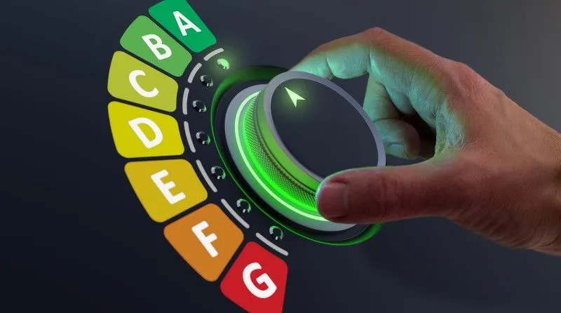 Hand greift leuchtender Schalter / Regler welcher zwischen verschieden farbigen Buchstaben von A bis G wählen kann