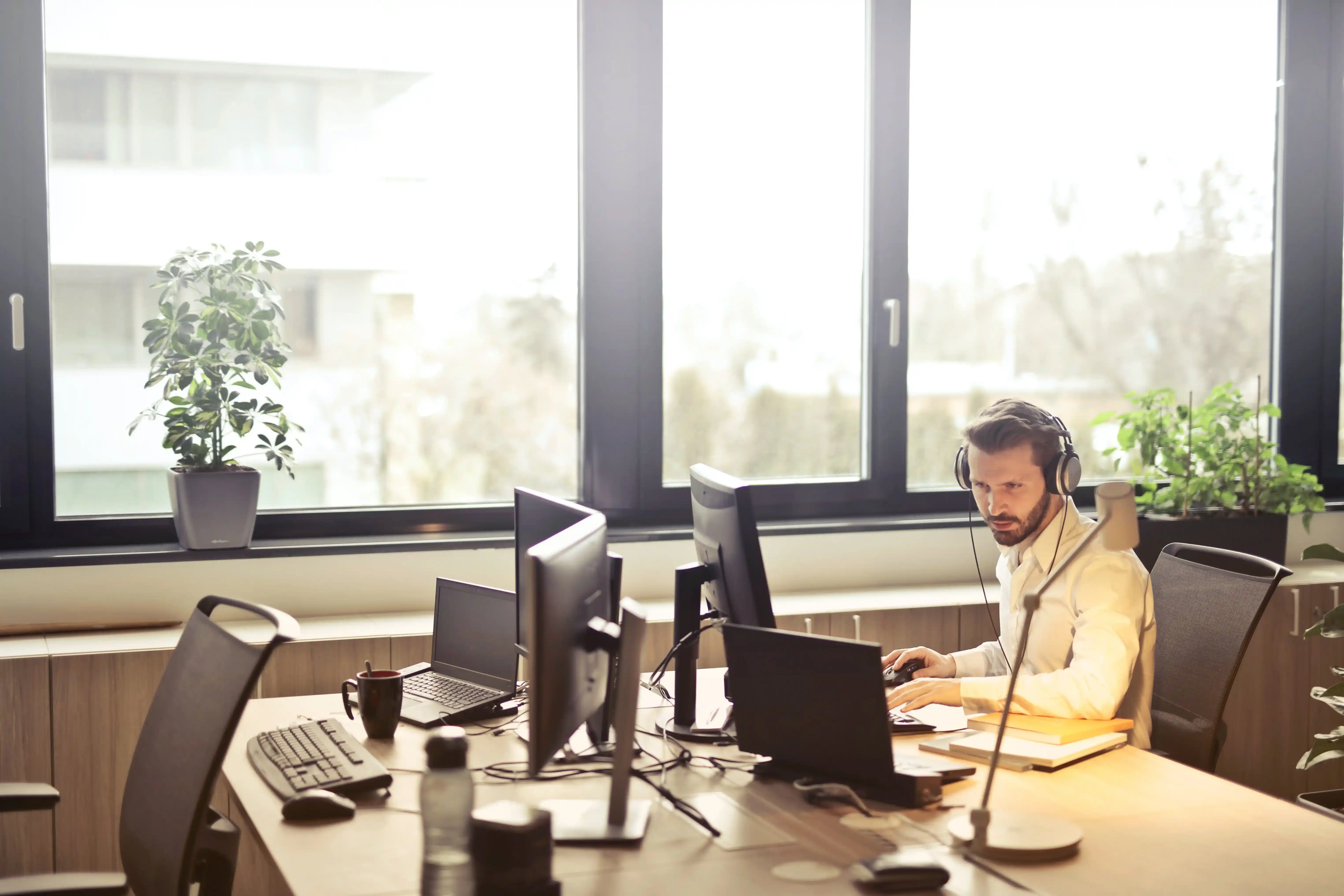 Jobs im Bereich Consulting Consulting-Mitarbeiter telefoniert im Büro mit einem Kunden