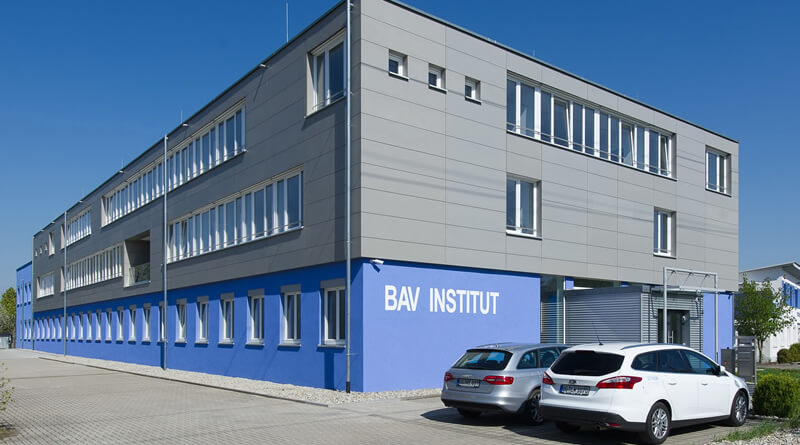 Gebäude des BAV-Instituts vor blauem Himmel