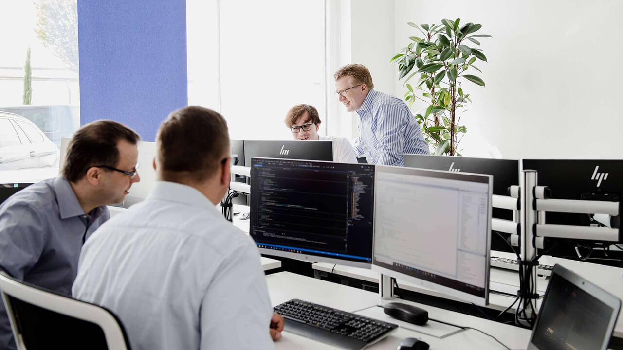 IT Projekte Mitarbeiter vor Bildschirmen