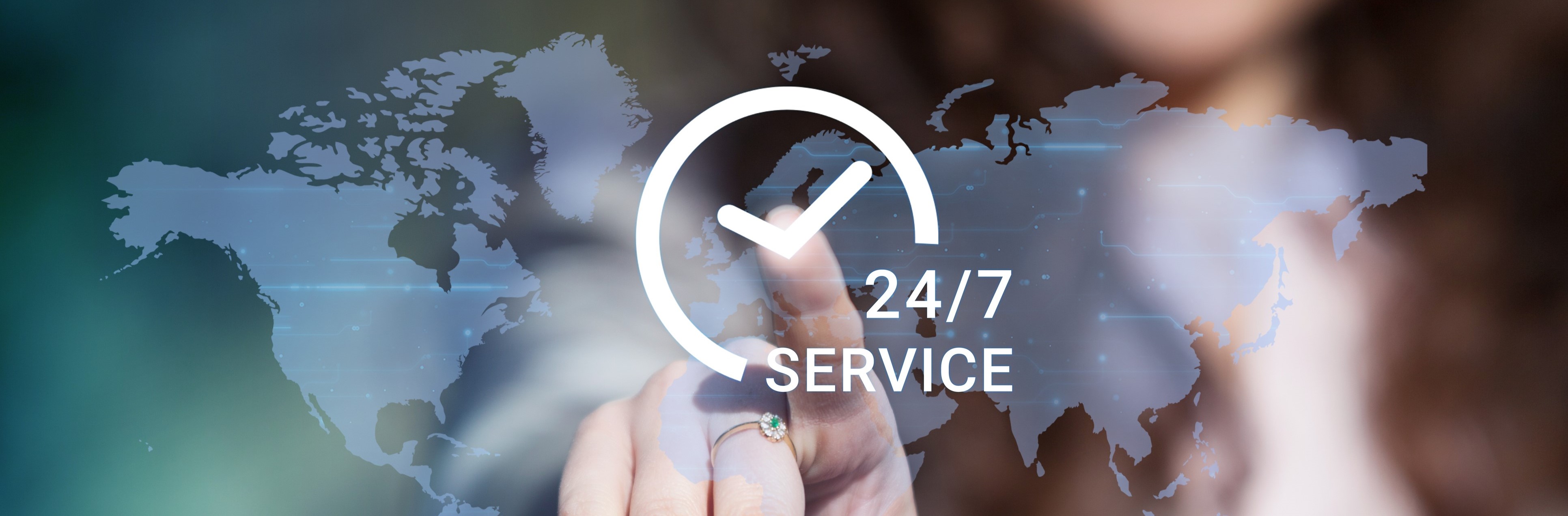 Visualisierte Weltkarte mit einem Uhr Symbol und dem Schriftzug 24/7 Service, im Hintergrund eine Person die auf die Uhr zeigt