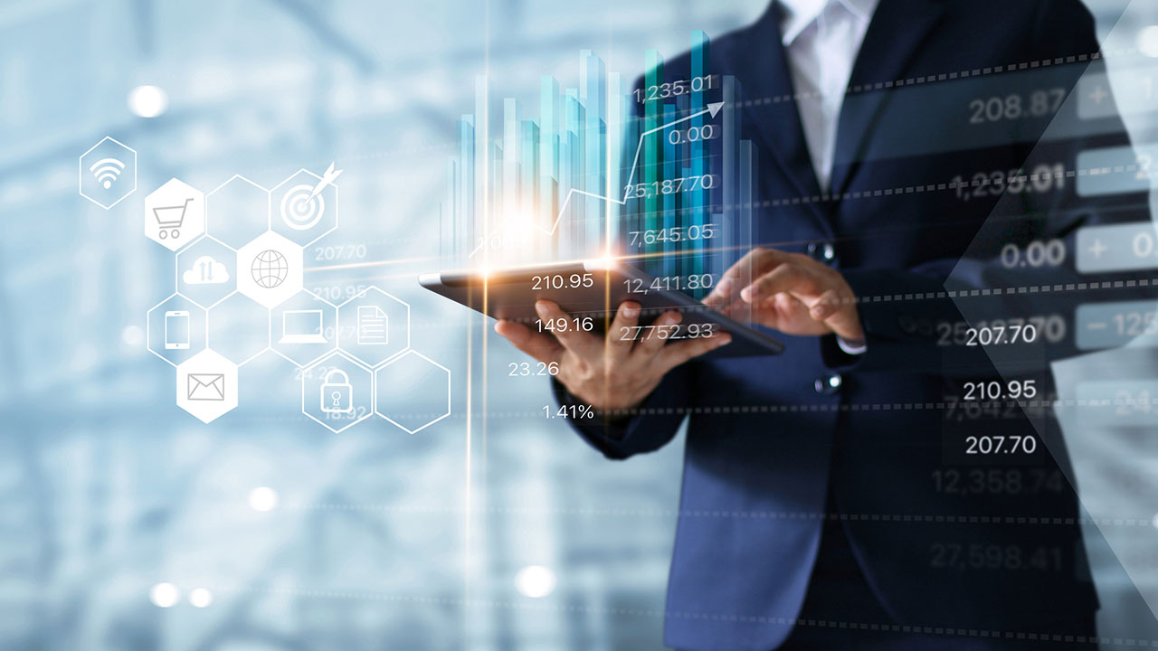 IT-Security Consultant mit Tablet in der Hand
