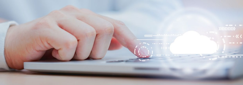 Hand tippt auf eine Laptoptastatur und eine Wolke erscheint