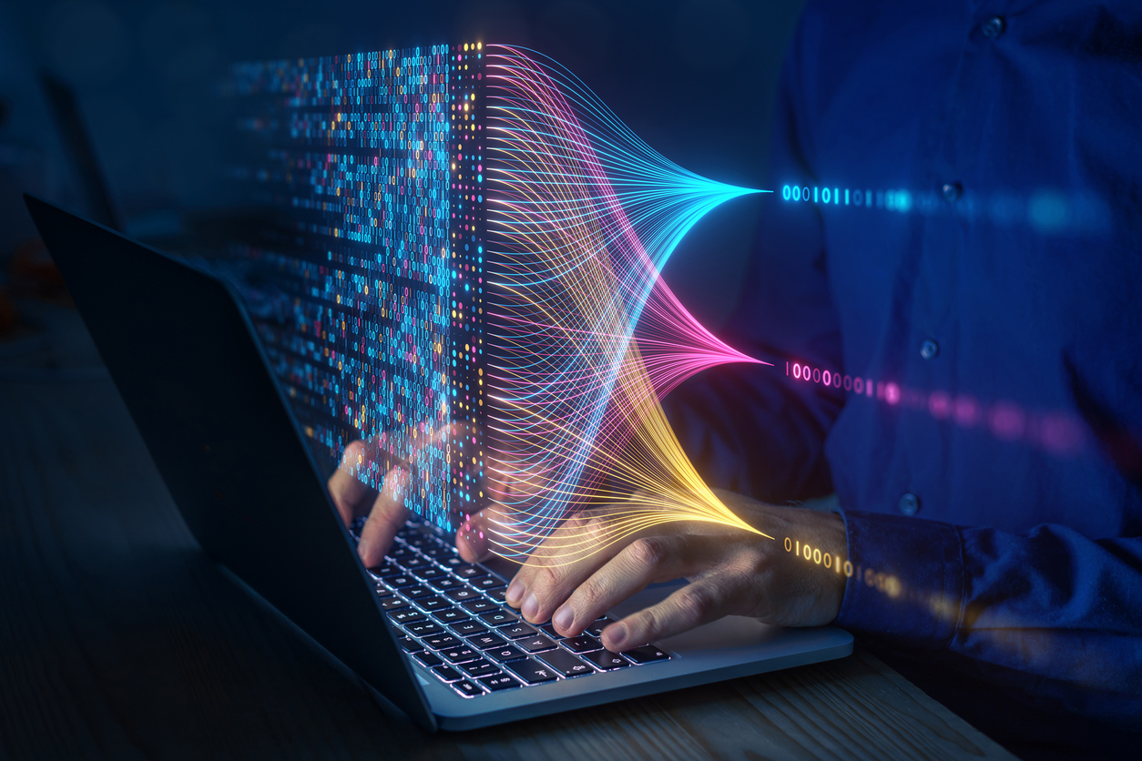 Die Branchenlösungen der LEITWERK AG Person tippt am Laptop und es werden Datenströme eingeblendet