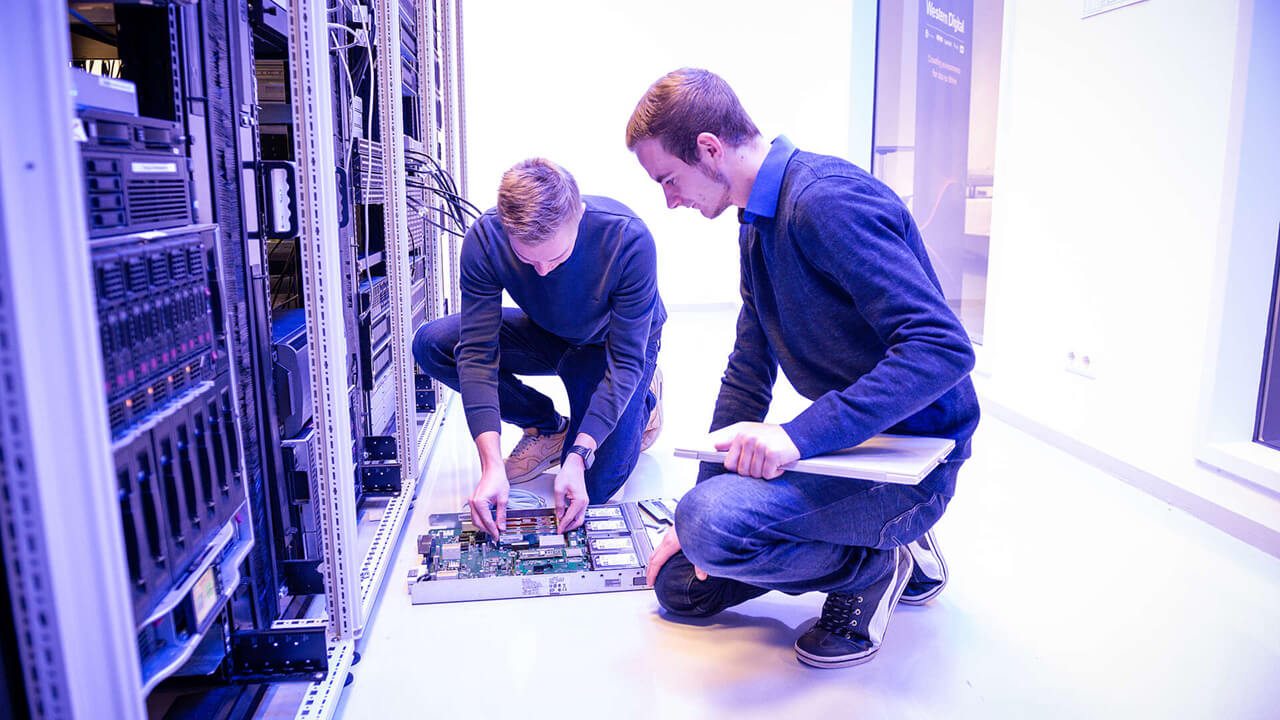 IT Field Service Mitarbeiter arbeiten am Server