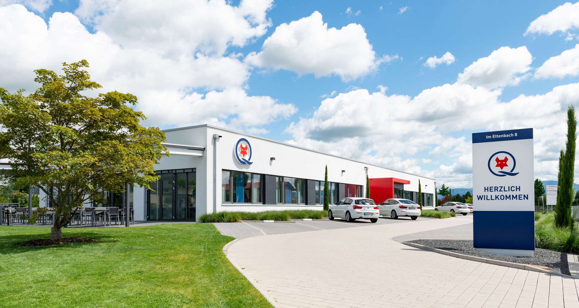LEITWERK Business Center Appenweier Gebäude mit Q-Fox Logo, blauer Himmel mit Wolken