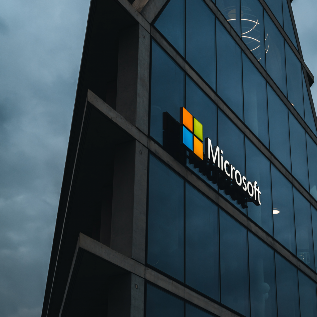Hohes dunkles Gebäude mit leuchtendem Microsoft Logo