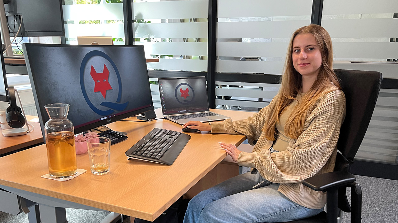 Foto einer Auszubildenden am Arbeitsplatz