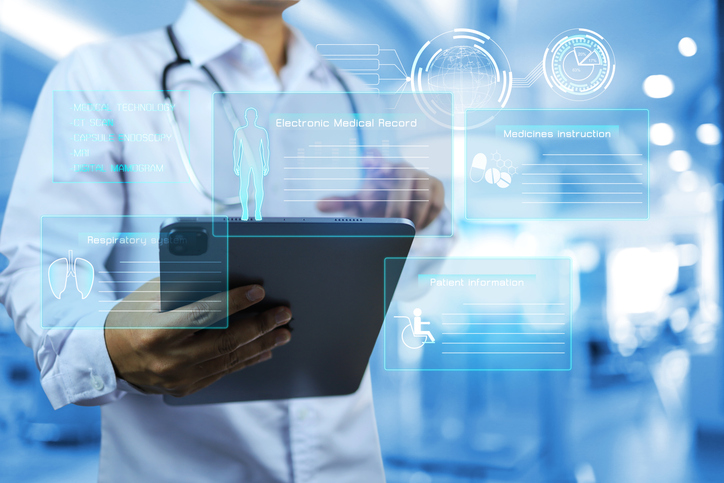 Warum eine leistungsfähige IT im Gesundheitswesen essentiell ist Arzt hält ein Tablet in der Hand