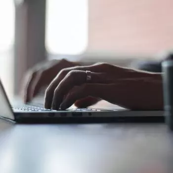 Tastatur Zwei Hände tippen auf Laptop Tastatur
