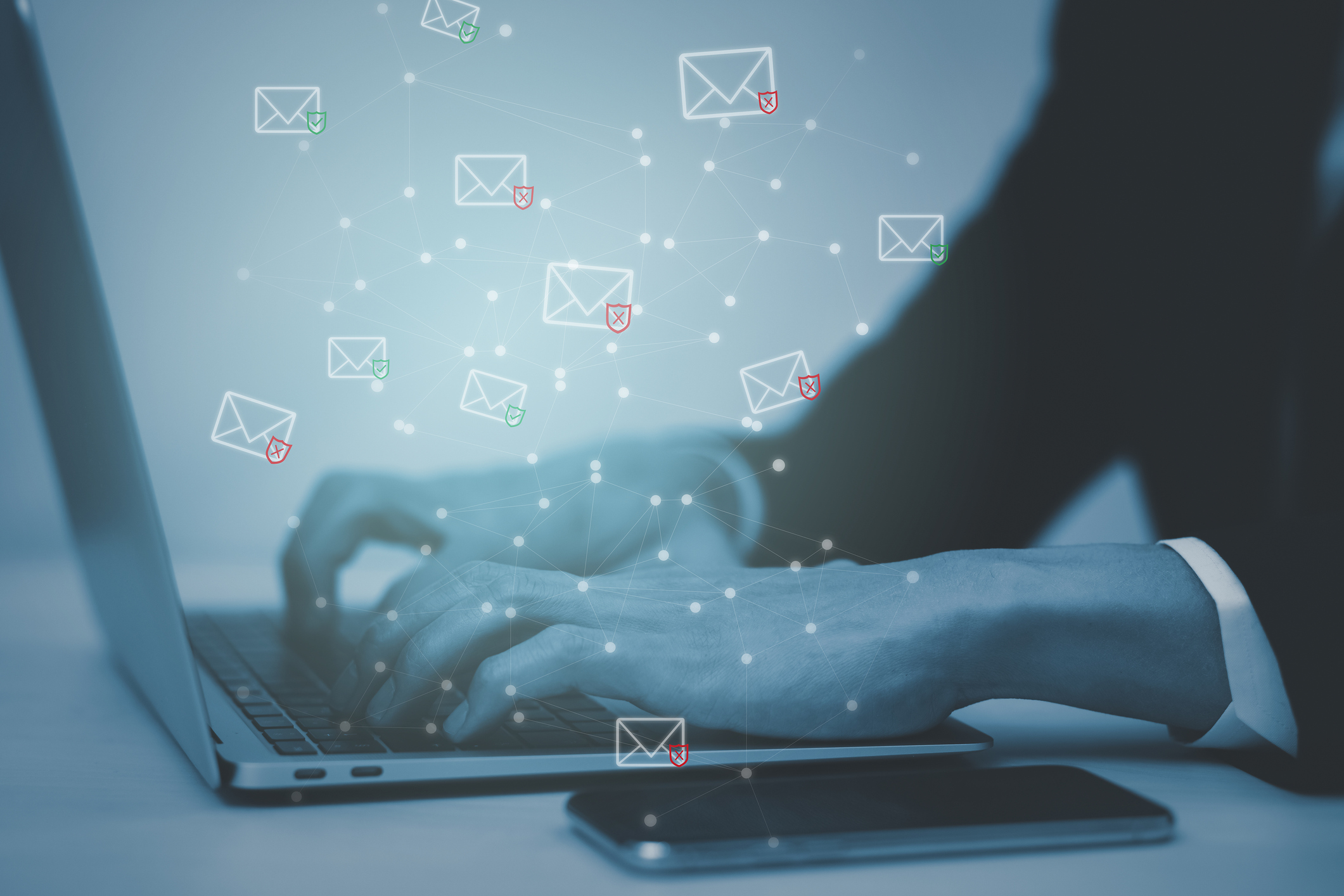 Digitaler Posteingang mit der ELO ECM Suite Zwei Hände tippend an einem Notebook mit zahlreichen viruellem E-Mail Symbole und Punkte