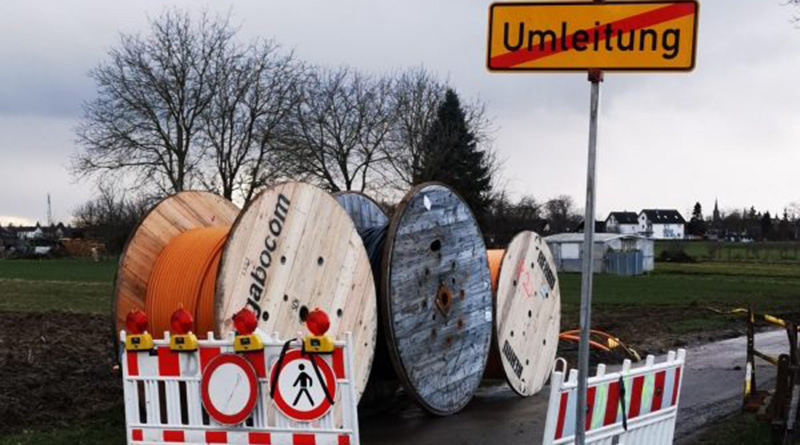 Baustelle mit durchgestichenem Umleitungsschild