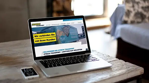 Tisch mit Laptop und Smartphone