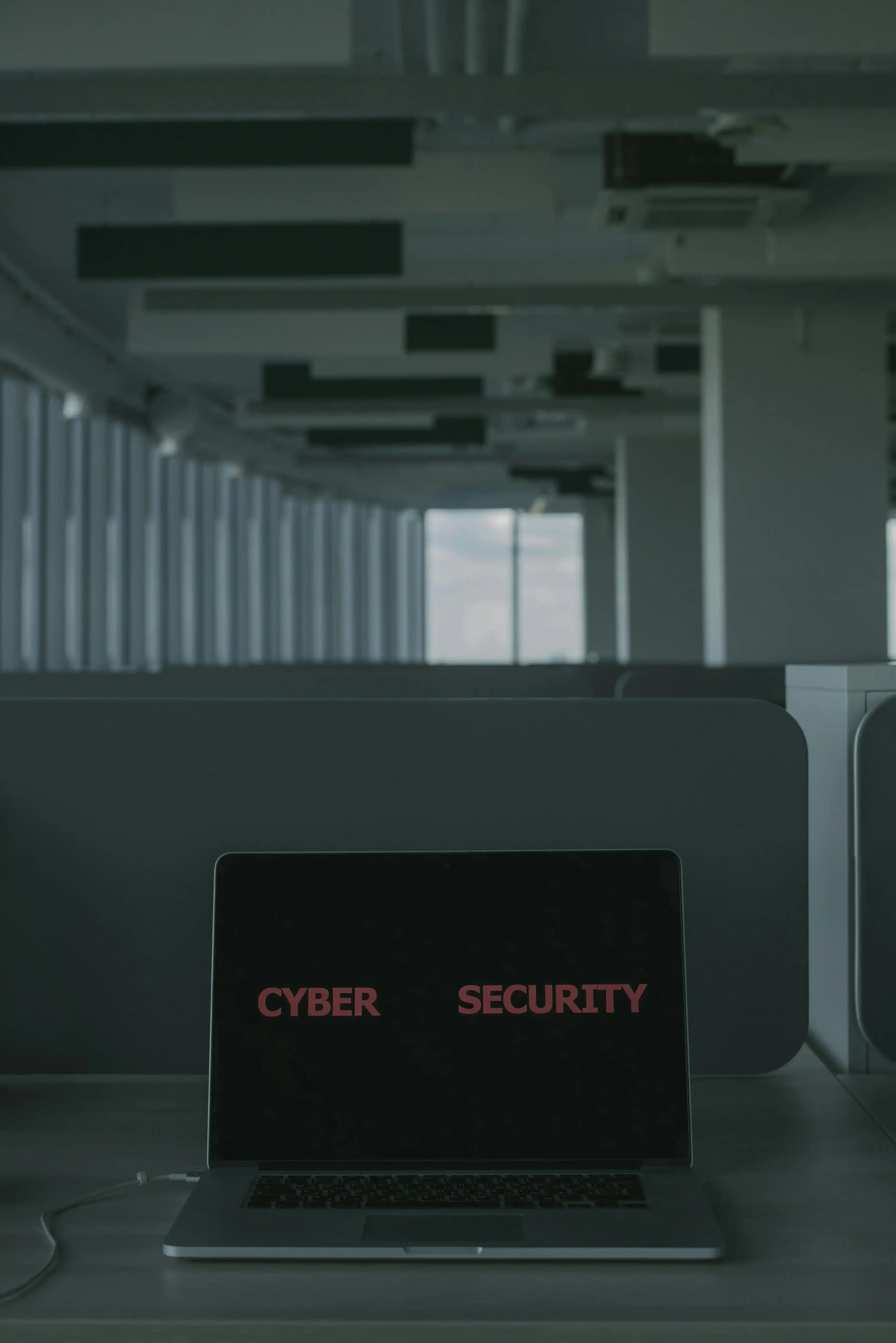 Notebook auf einem Tisch mit der Aufschrift Cyber Security