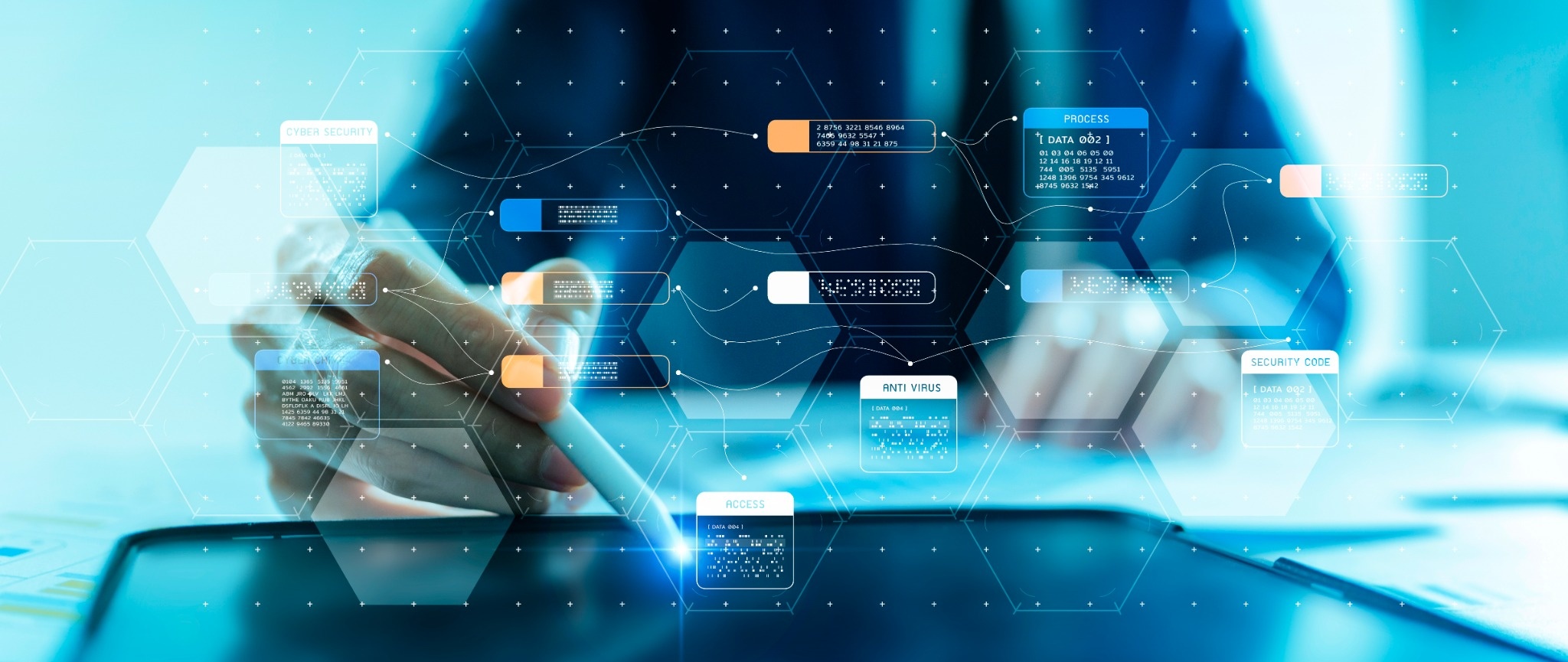 Person mit Eingabestifte sitzt vor virtuellem Screen